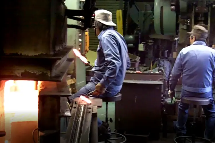 「鍛造」のイメージ。鋼を熱してから叩くことで、鋼を鍛える技術です。